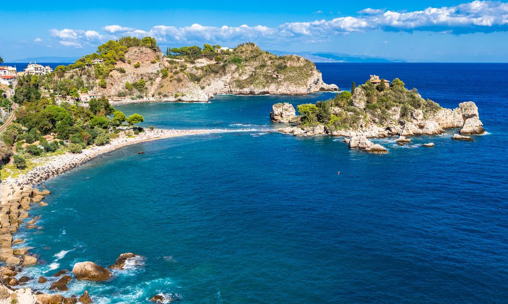 Drehorte bekannter Serien 2026: Set-Jetting & der perfekte Koffer