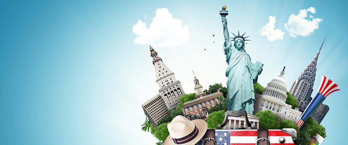 USA, vintage suitcase with American flag and landmarks Von Zarya Maxim